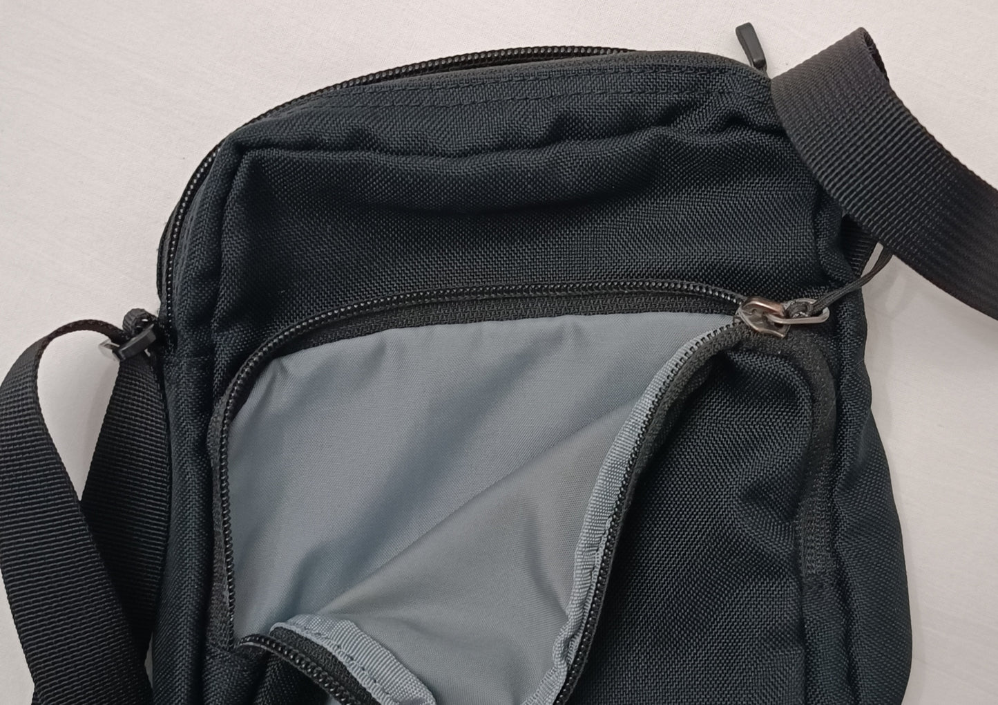 Nike Core Shoulder Bag чантичка