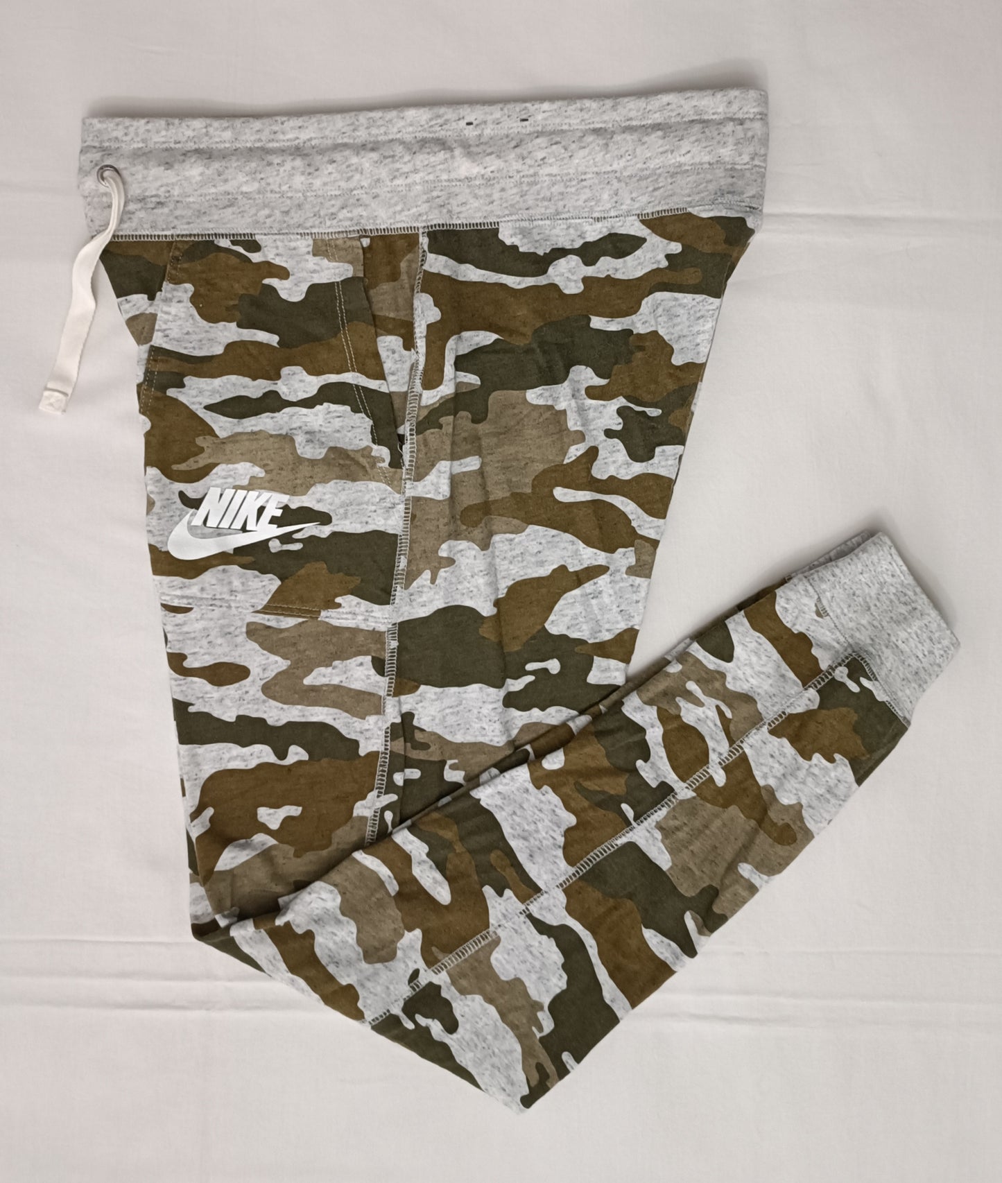 (ДАМСКО) (S) Nike Sportswear Camouflage Pants долнище