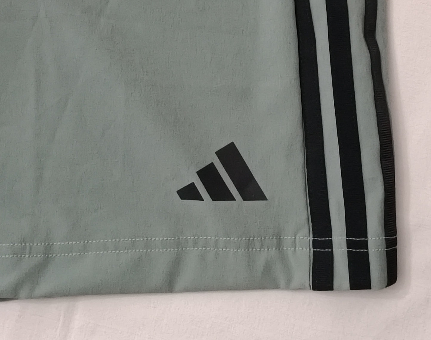 (S) Adidas 3 Stripes Shorts шорти