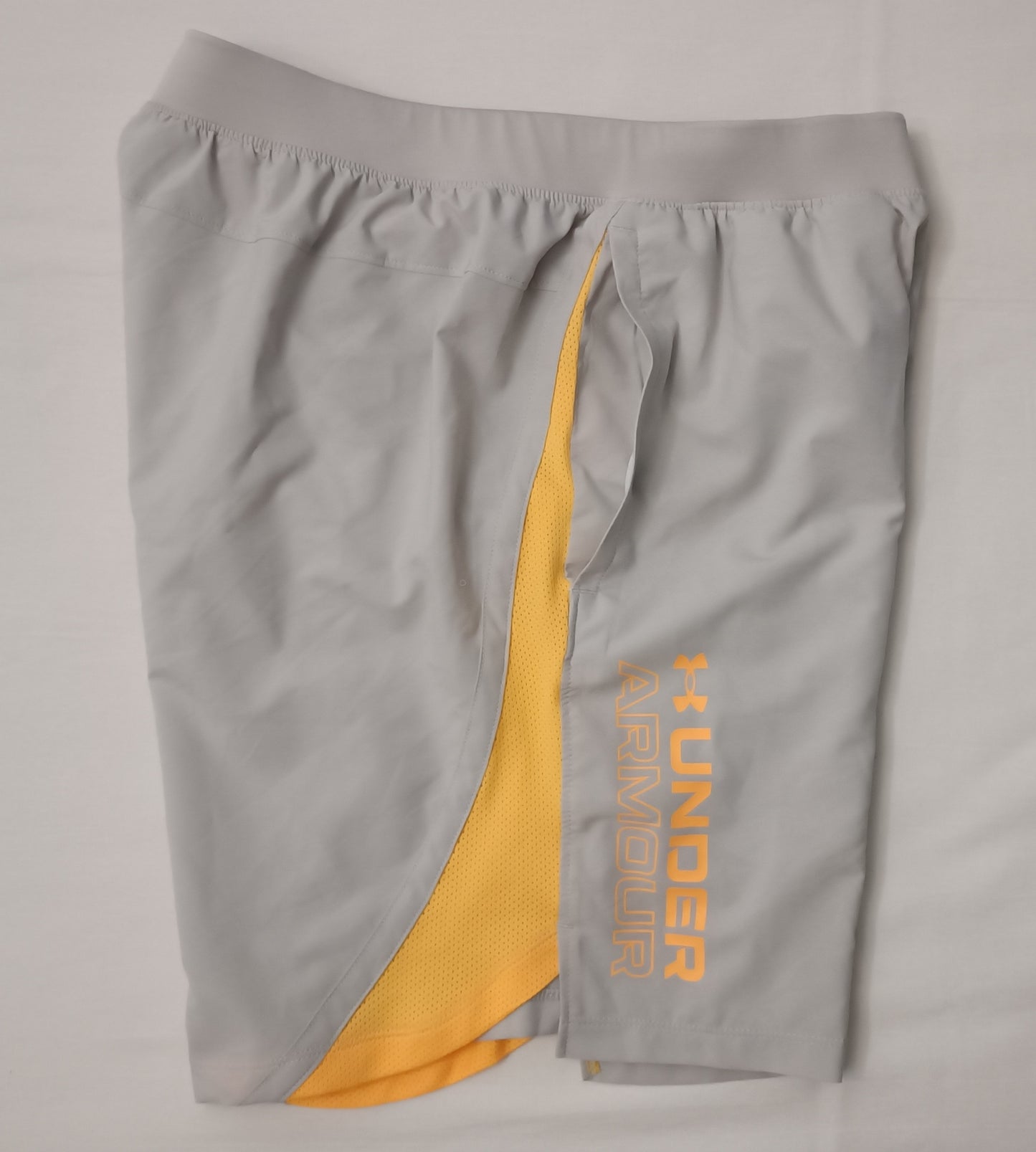 (M) Under Armour UA Shorts шорти