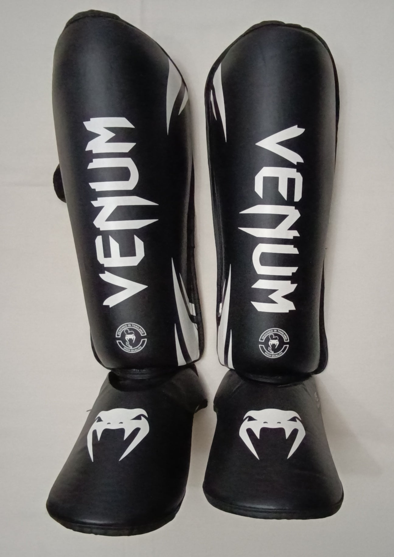 (L/XL) Venum сет (ръкавици, протектори и наглезенки)