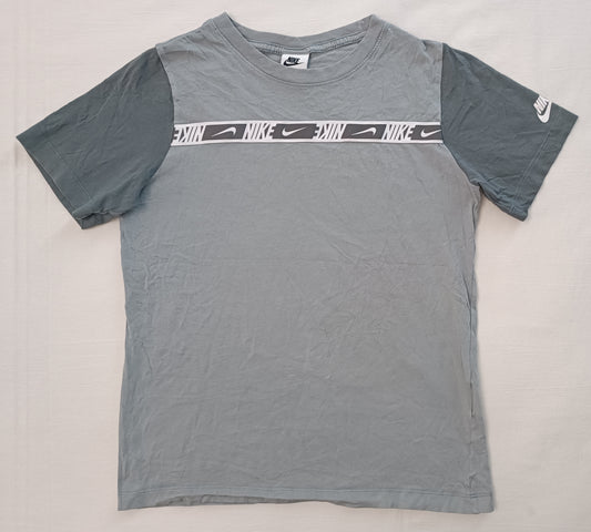 (ДЕТСКО) (Ръст 158-170см) Nike Sportswear Repeat Tee тениска