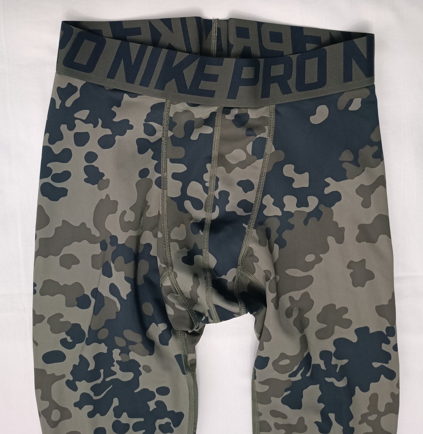 (ДАМСКО) (L) Nike PRO DRI-FIT Hyperwarm Camouflage Tights клин