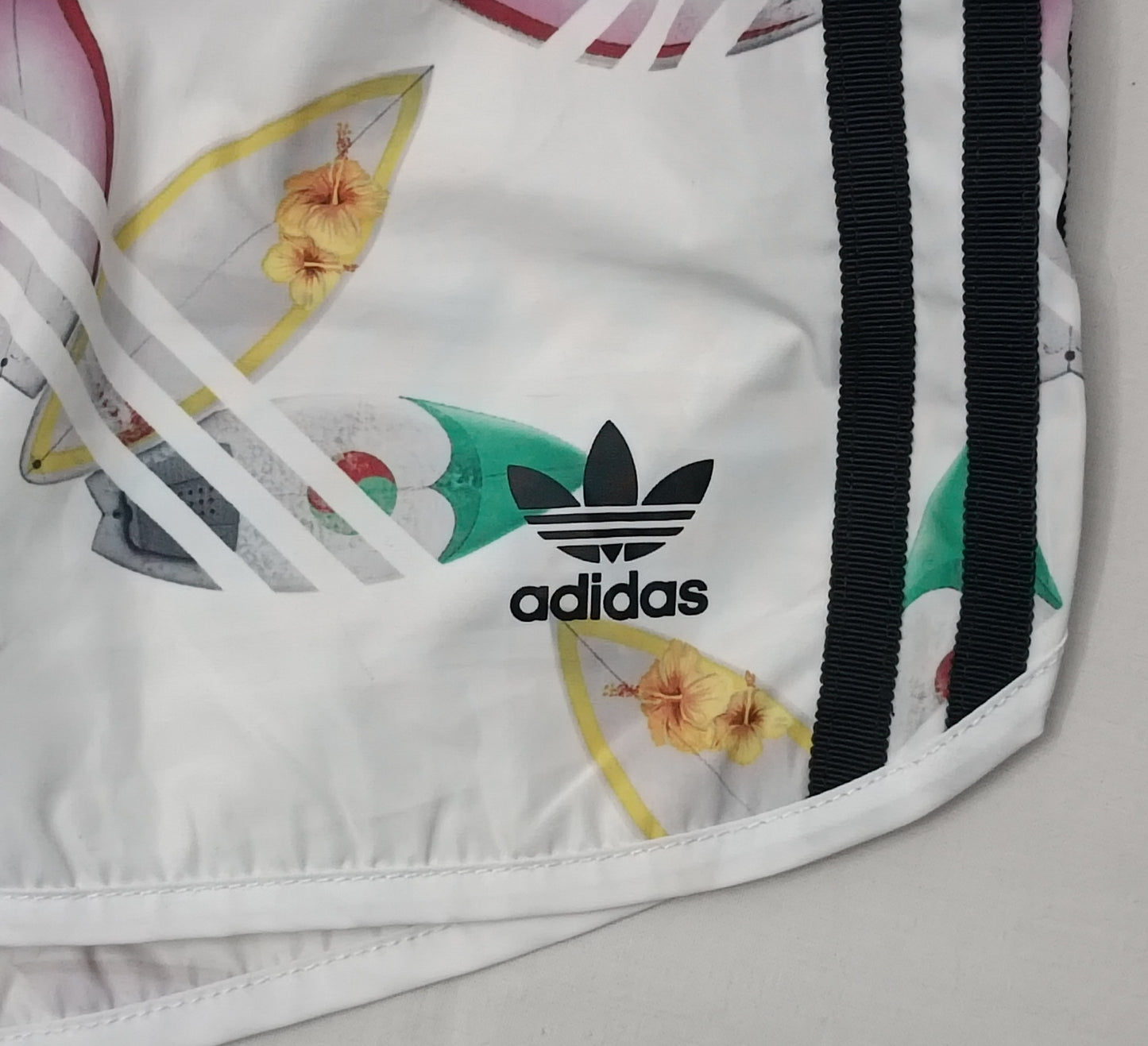 (ДАМСКО) (S) Adidas Originals x Pharrell Williams Shorts шорти