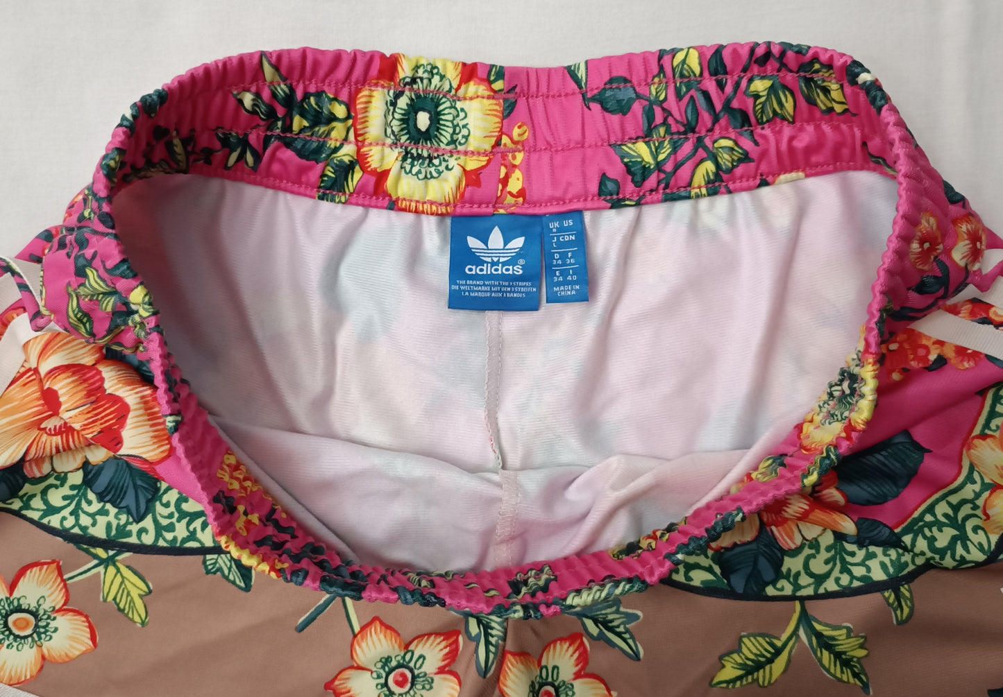 (ДАМСКО) (S) Adidas Originals Shorts шорти