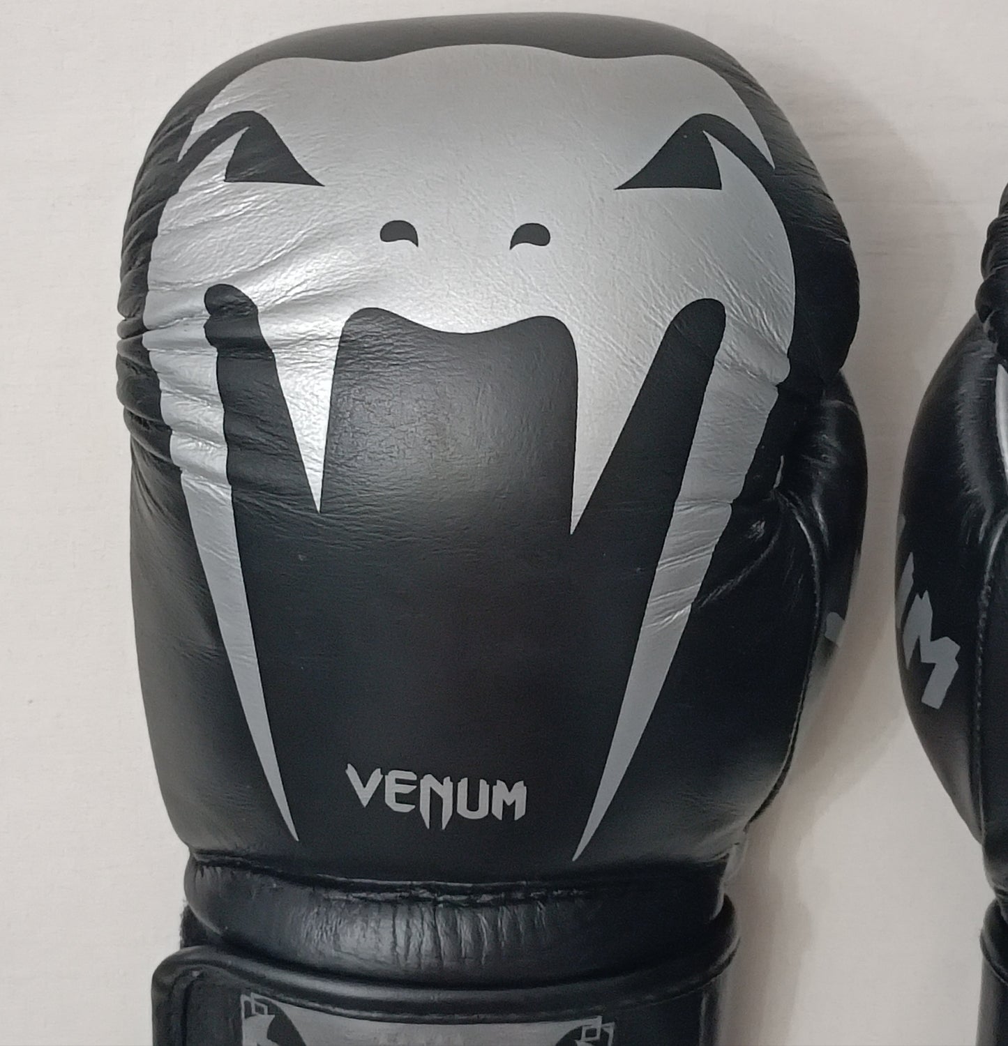 (L/XL) Venum сет (ръкавици, протектори и наглезенки)