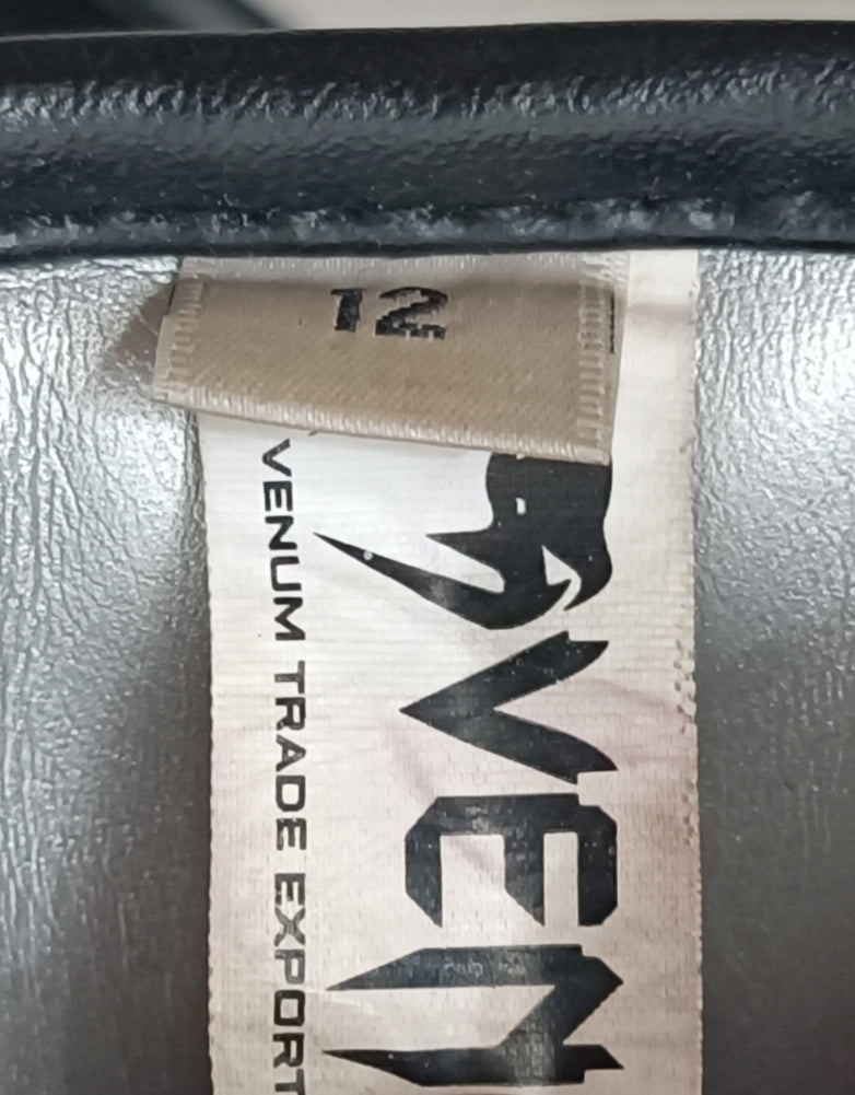 (L/XL) Venum сет (ръкавици, протектори и наглезенки)