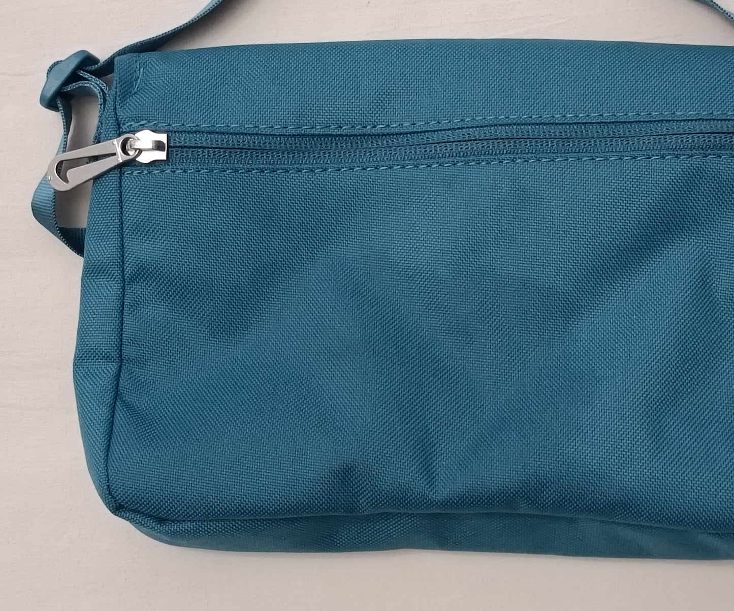 Nike NSW Futura Crossbody Bag чантичка