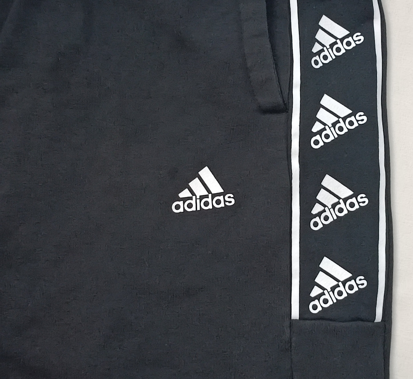 (L) Adidas Brandlove Shorts шорти