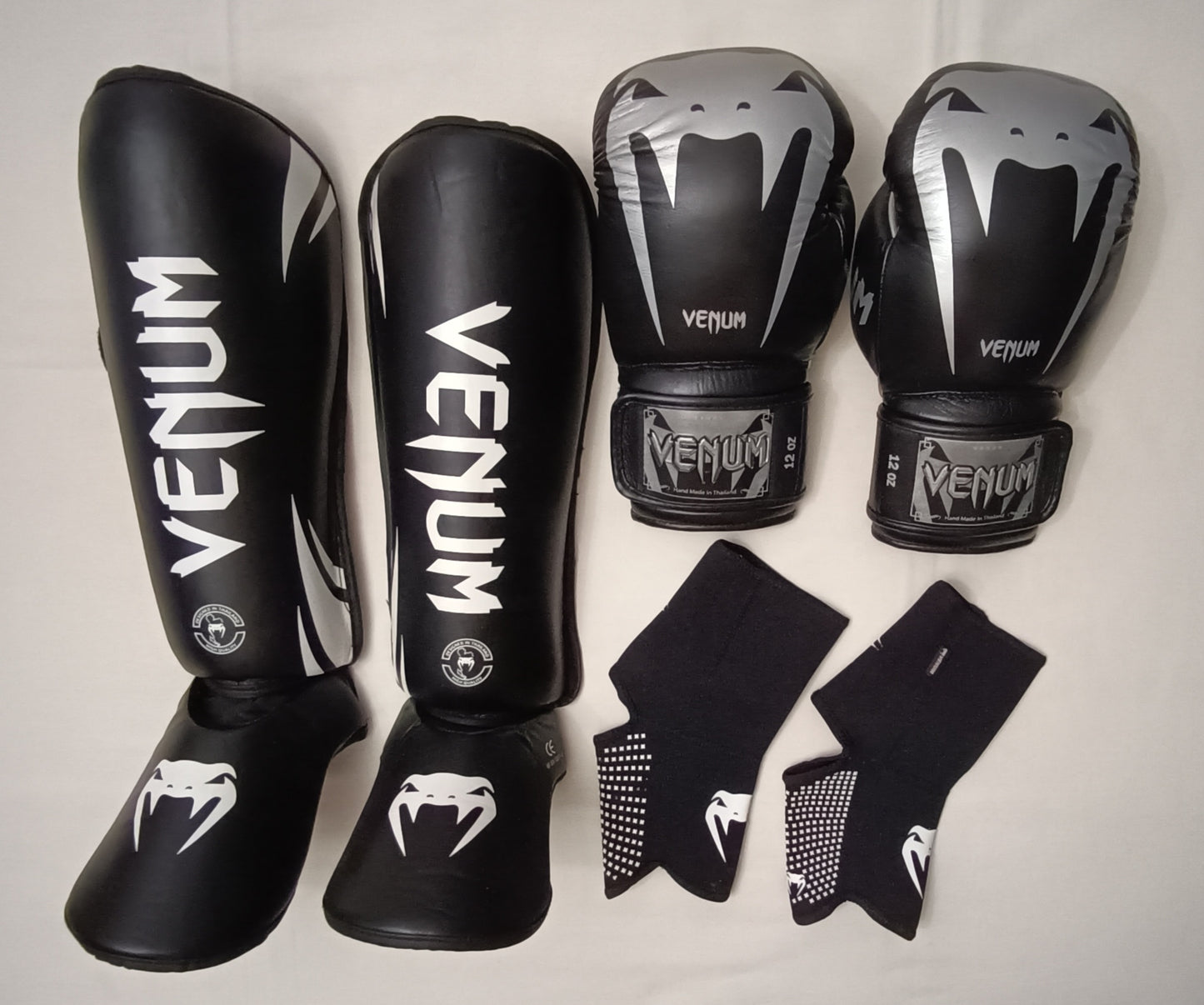 (L/XL) Venum сет (ръкавици, протектори и наглезенки)